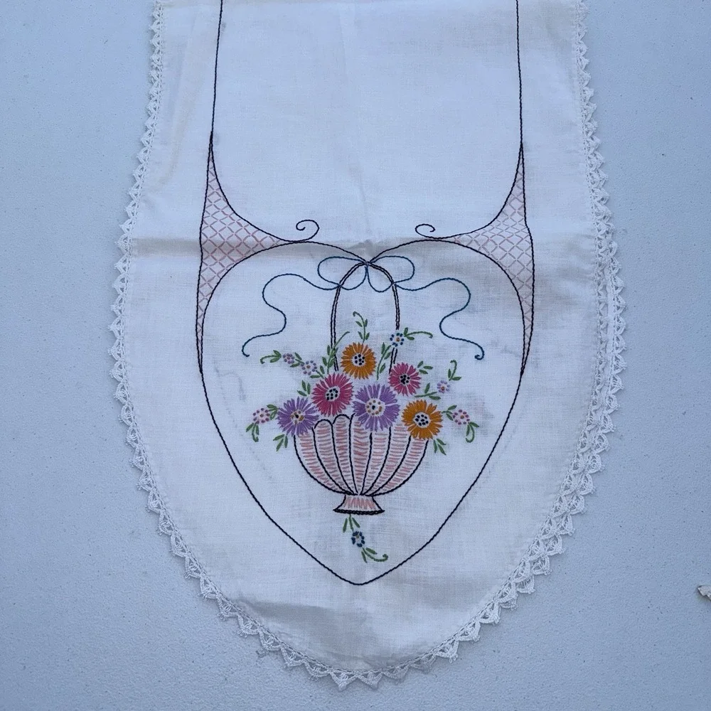 VTG  White Linen Embroidered Floral Table‎ Runner 44